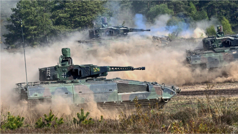 mașini de luptă Puma ale armatei germane în timpul unui exercițiu militar