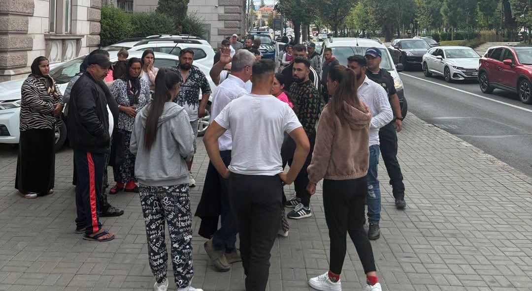 „N-o făcut cu atenție”. Prima reacție a tinerilor care au atacat cu pietre și topoare o ambulanță care transpora un bolnav