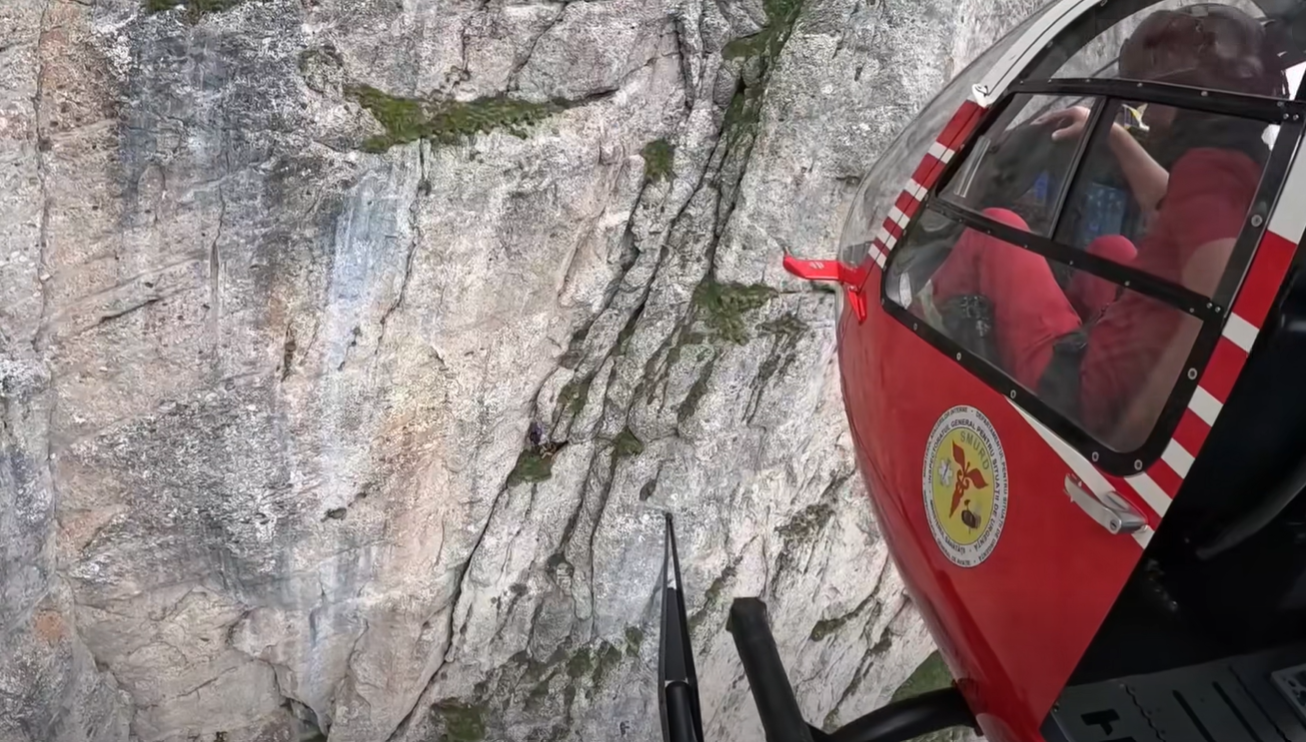 Operațiune la limită pentru salvarea a doi alpiniști germani în Bucegi. Nemții nu credeau că în România se fac astfel de intervenții