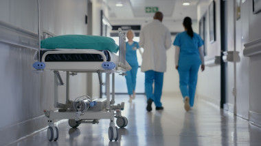 asistente pe holul unui spital