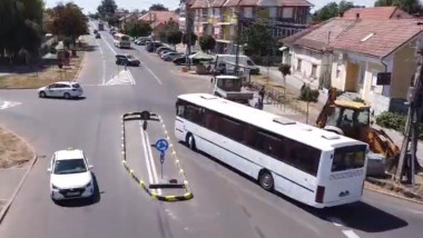 Autobuz prins în dificultate în sensul giratoriu oval din Carei, recent construit.