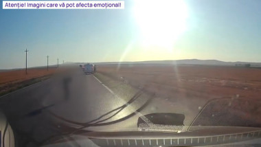 un drum vazut dintr-o camera de bord