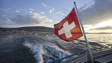 město Neuchatel, Neuchatelské jezero, člun, švýcarská vlajka