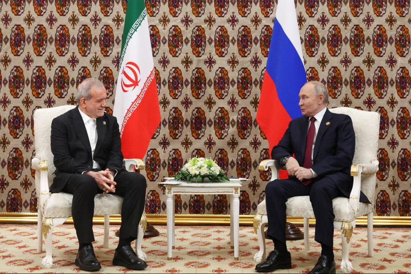 Pezeshkian and Putin hold meeting in Turkmenistan