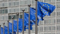 drapele ue in fata sediului comisiei europene