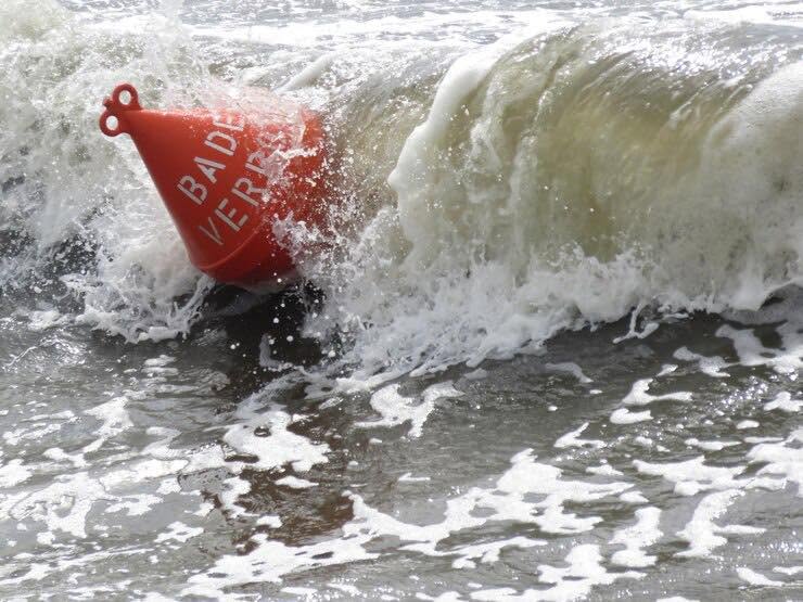 Un bărbat s-a înecat în mare la Eforie Nord. Fusese scos de salvamari de 3 ori din valuri, în cursul zilei, dar a intrat din nou în apă