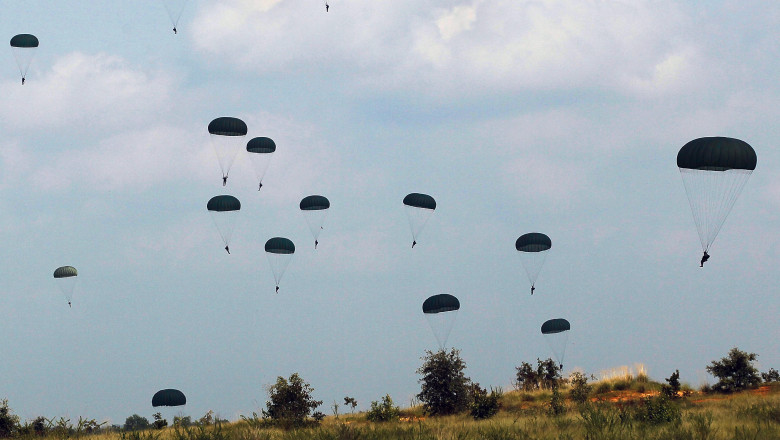 Doi militari din Forţele pentru Operaţii Speciale, răniţi în timpul unui exerciţiu de paraşutare. Ce s-a petrecut după saltul din avion