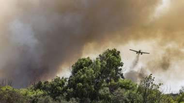 un avion care stinge incendiile din spania