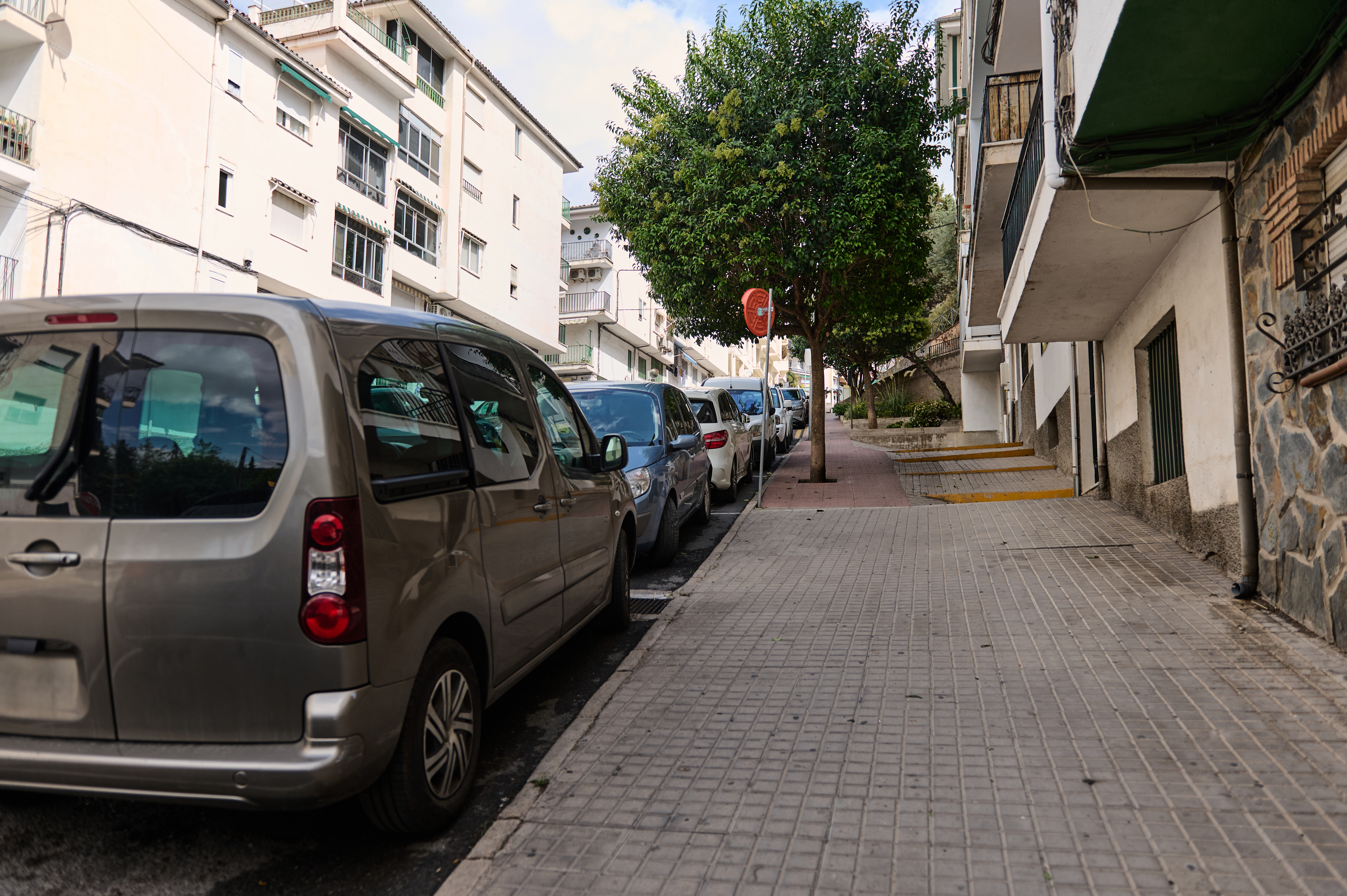 Cui aparține spațiul din fața casei sau a blocului. Cine îl poate folosi și ce amenzi riscă cei care încalcă regulile
