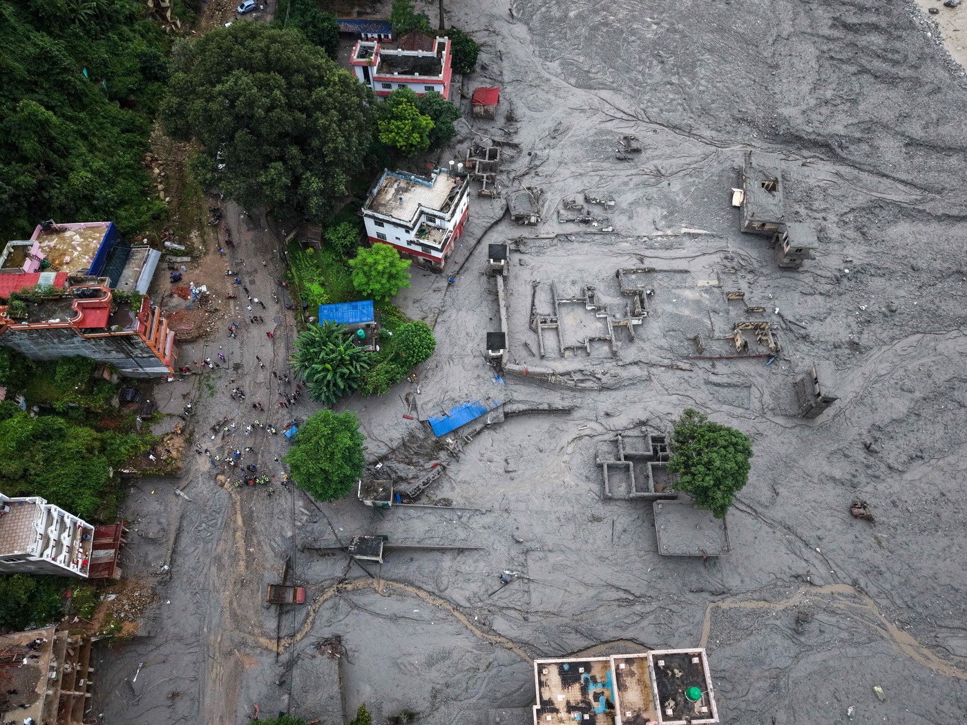 Echipele de salvare din Nepal încearcă să evacueze peste 100 de muncitori blocaţi într-un tunel, după viitura devastatoare