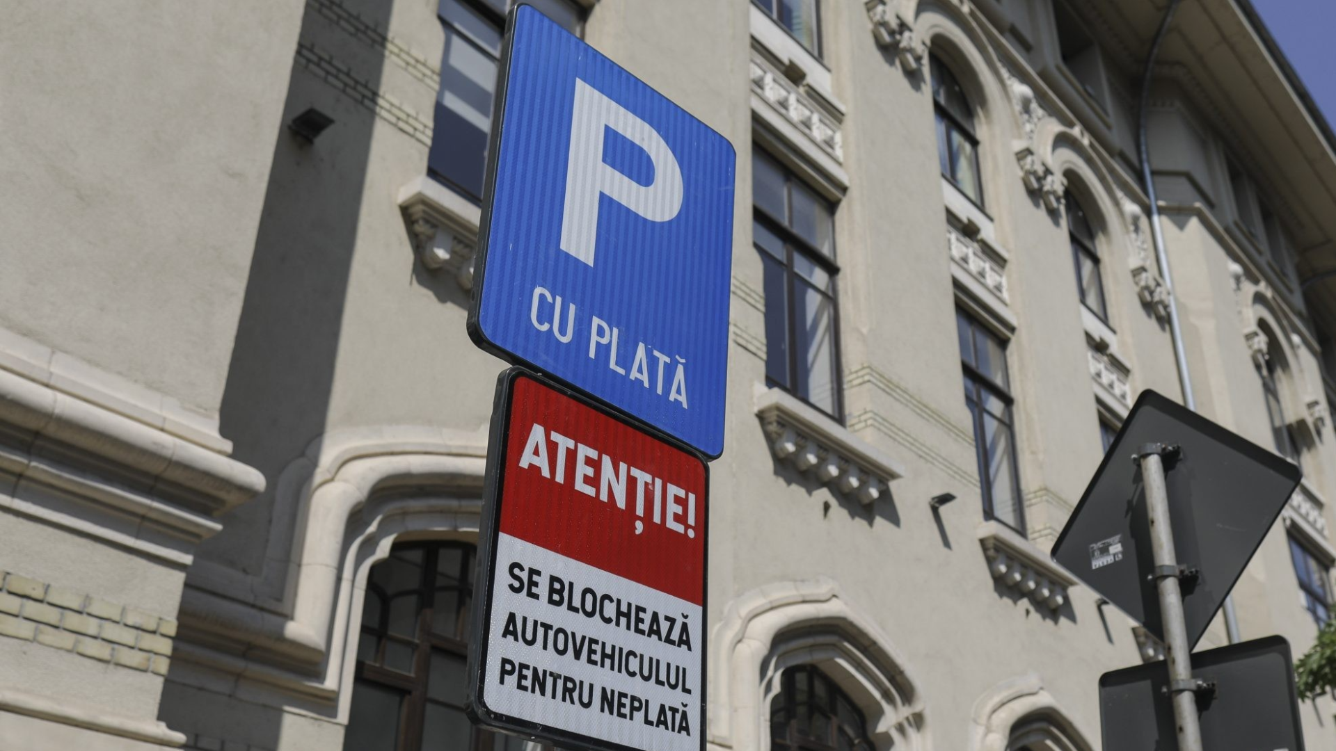 Mașini personale, trecute drept vehicule de serviciu pentru parcare gratuită. Doi foști comisari-șefi din Bihor, trimiși în judecată