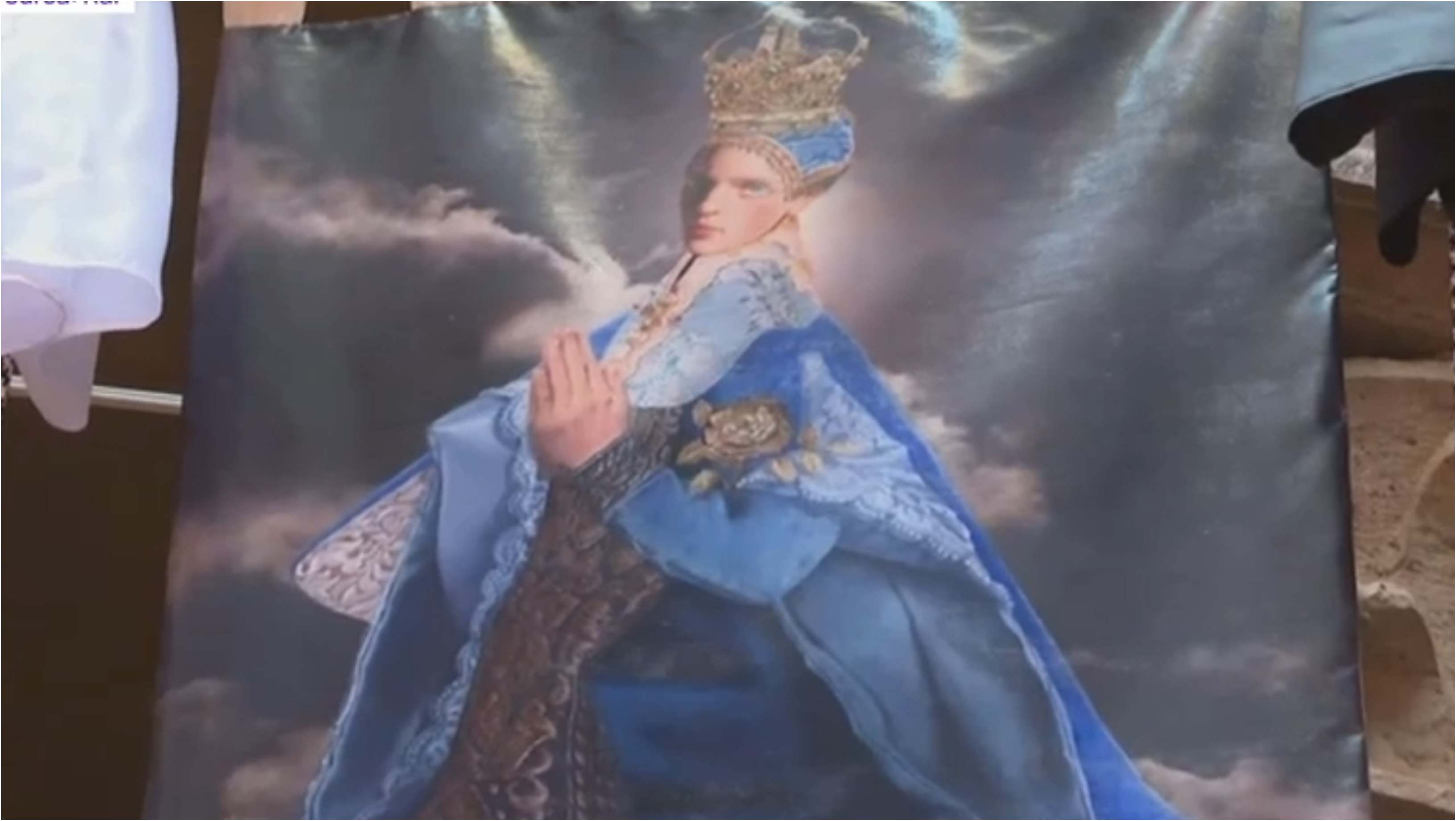 Controverse în Italia după ce o româncă a pictat-o pe Fecioara Maria cu trăsături androgine. Cum se apără Teodora Axente