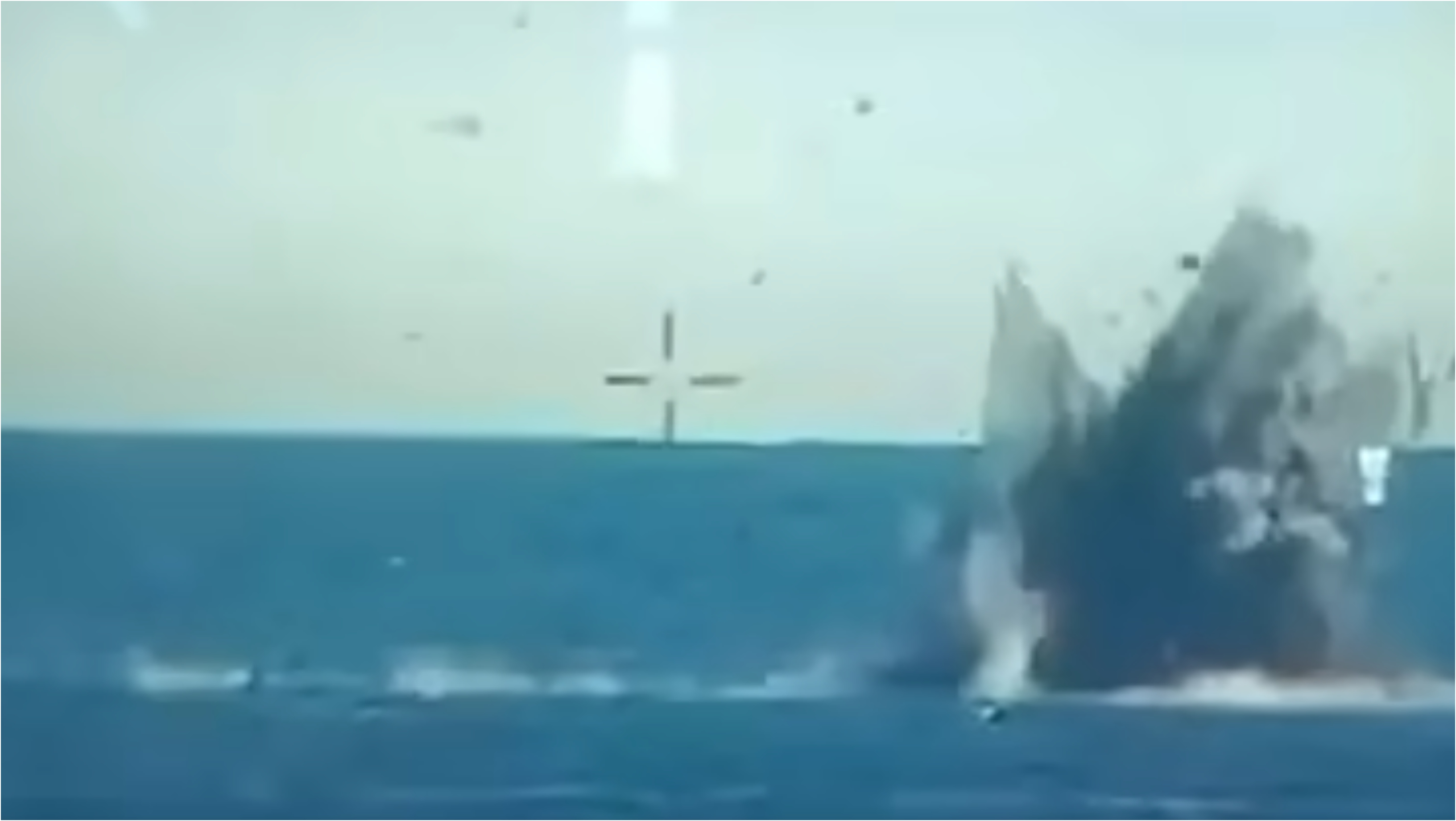Noi imagini cu neutralizarea controlată a resturilor dronei maritime lovite de avionul F-16: „Forțele monitorizează permanent situația”