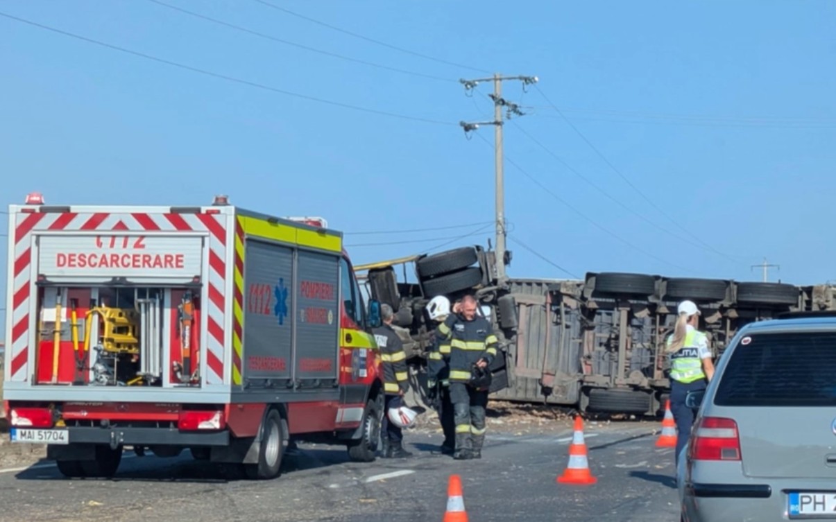 Un TIR s-a răsturnat pe DN1, după ce o anvelopă a explodat. Trafic blocat în zonă
