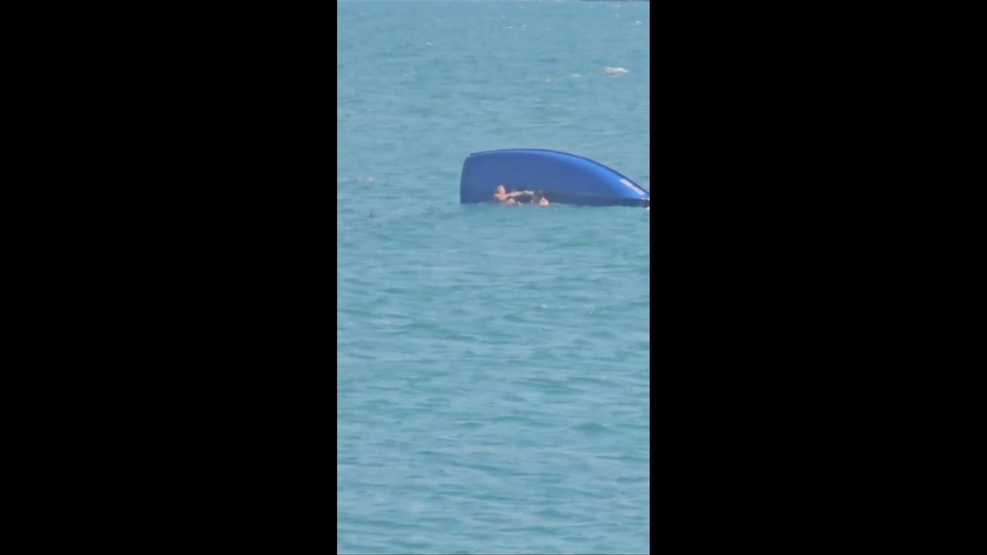 Incident în stațiunea Saturn: o barcă cu cinci persoane s-a răsturnat în Marea Neagră. Turiștii au fost salvați