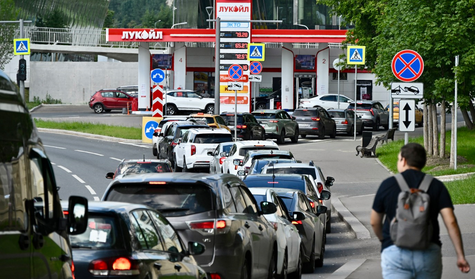Putin spune că situația carburanților din Rusia e sub control, deși „există inconveniente”. Guvernul anunță o „a doua fază” a crizei