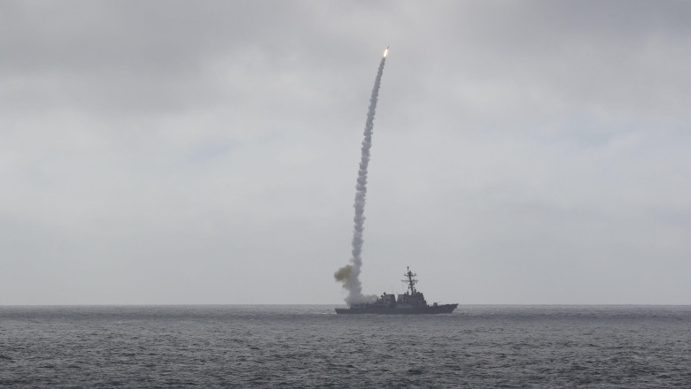 Forţele americane au lovit lansatoare de rachete iraniene în Strâmtoarea Ormuz, în prima acţiune militară din ultimele săptămâni