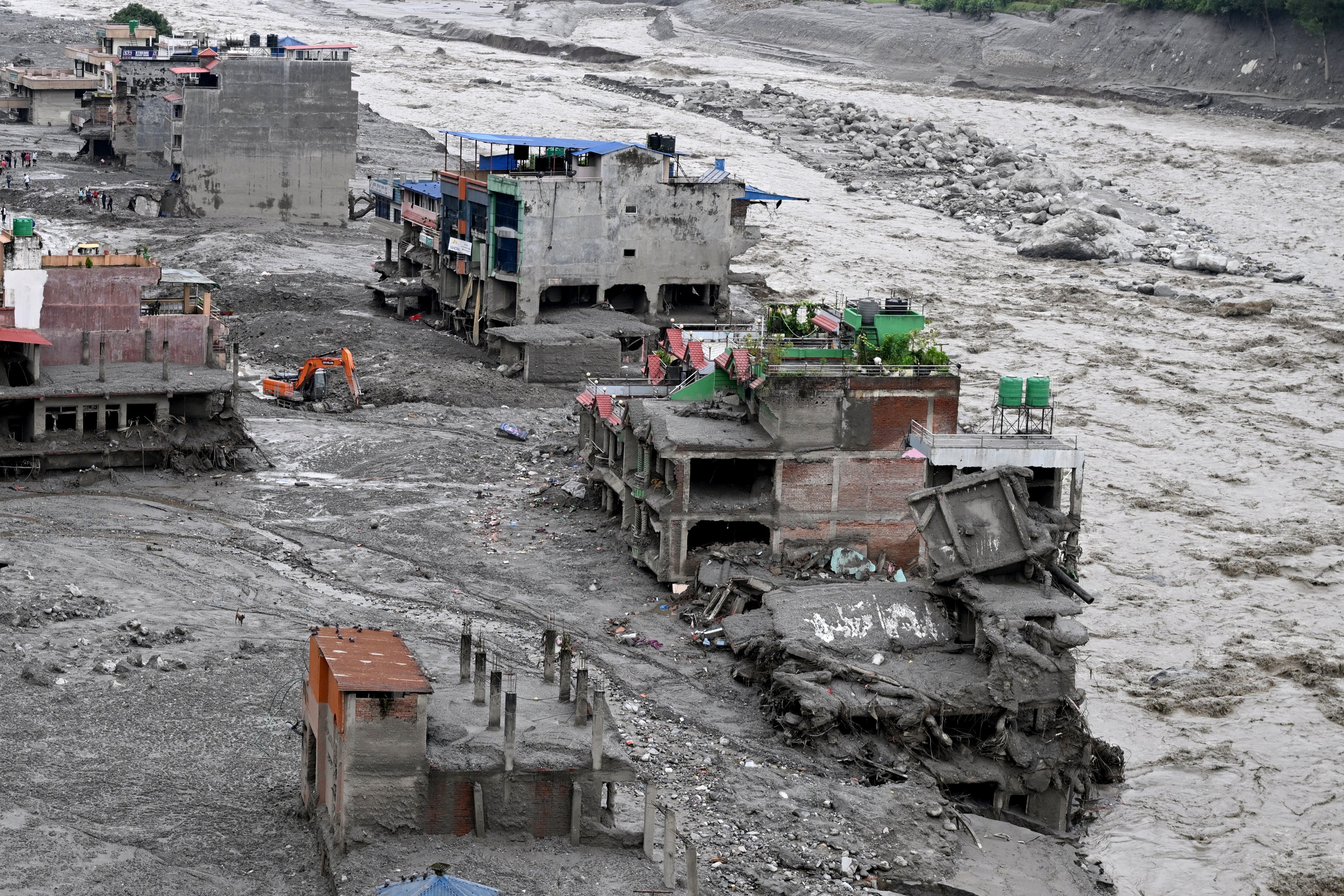 Mii de oameni sunt încă dați dispăruți după inundațiile devastatoare din Nepal. Bilanțul provizoriu a ajuns la peste 900 de morți