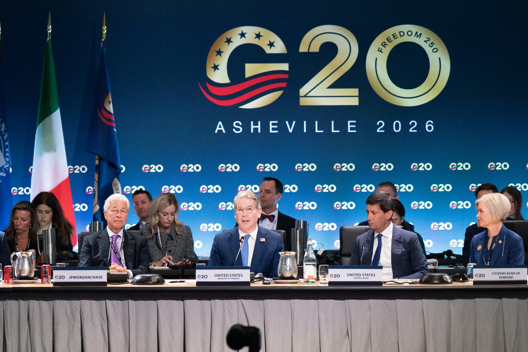G20 începe sub presiunea datoriilor globale. Scott Bessent: „Lumea e înglodată în datorii, singura cale este să creştem”