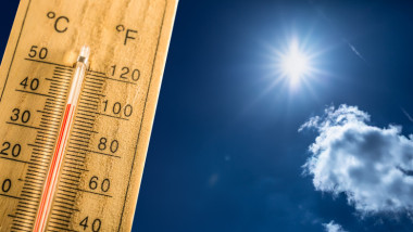 termometru cu temperaturi extreme și fulgere în furtună