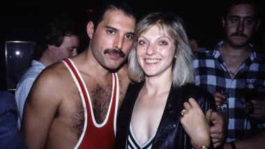 Freddie Mercury și Mary Austin, la petrecerea de ziua de naștere a solistului Queen, în 1985