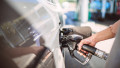 o mana de femeie pe pompa de carburanti