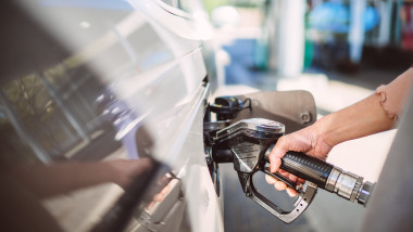 o mana de femeie pe pompa de carburanti