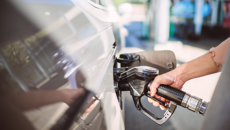 o mana de femeie pe pompa de carburanti