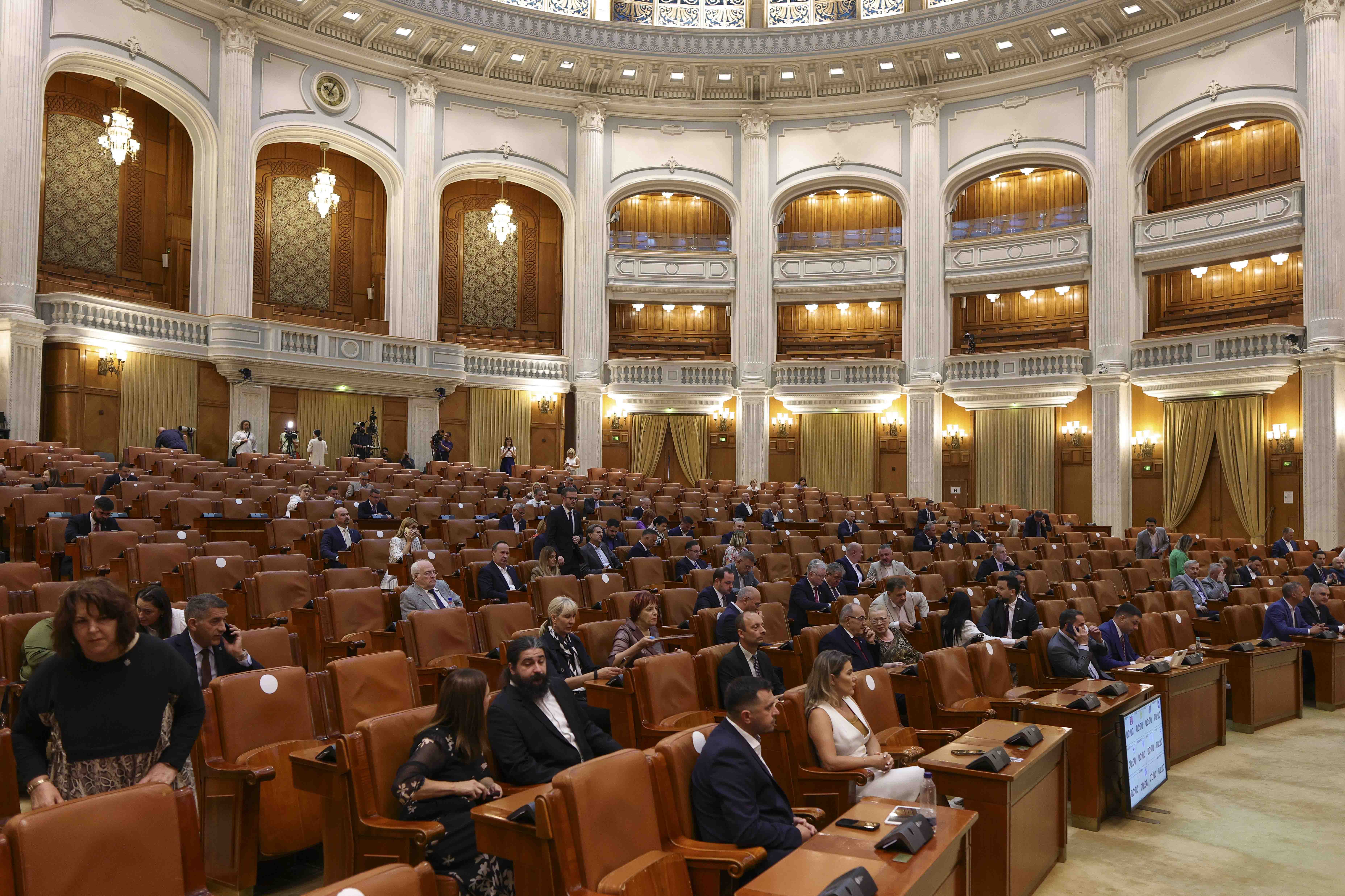 Traseism în Parlament: În doar cinci luni, 19 aleși și-au schimbat grupul parlamentar. Ce partid a făcut cele mai multe transferuri