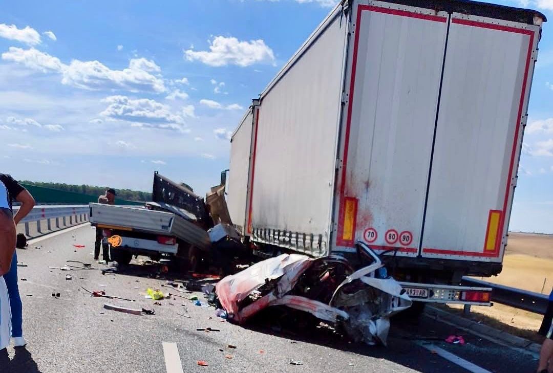 Trei persoane au murit şi două au fost rănite într-un accident grav pe Drumul Expres Craiova - Pitești