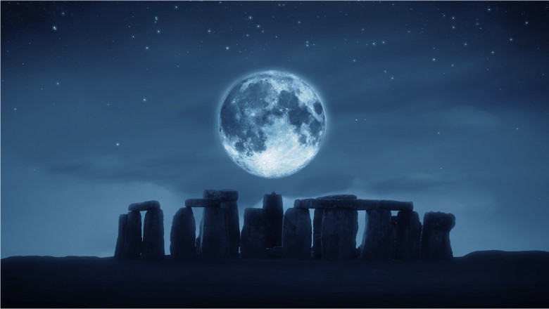 monumentul Stonehenge cu Luna în fundal