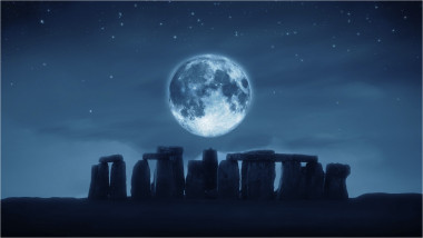 monumentul Stonehenge cu Luna în fundal