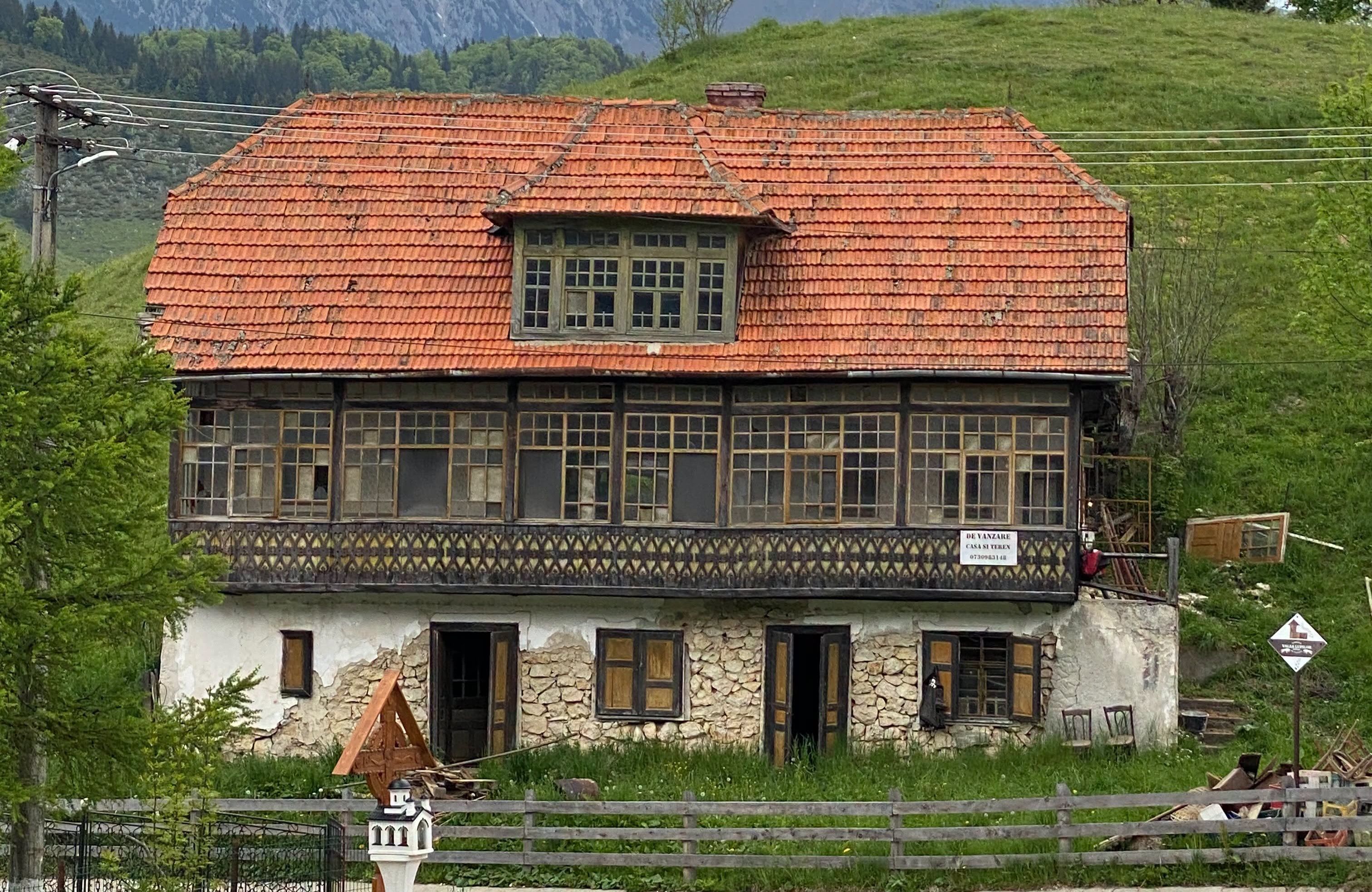 Charlie Ottley transformă o clădire veche de 120 de ani din Șirnea, Brașov, într-un pub englezesc, în onoarea regelui Charles