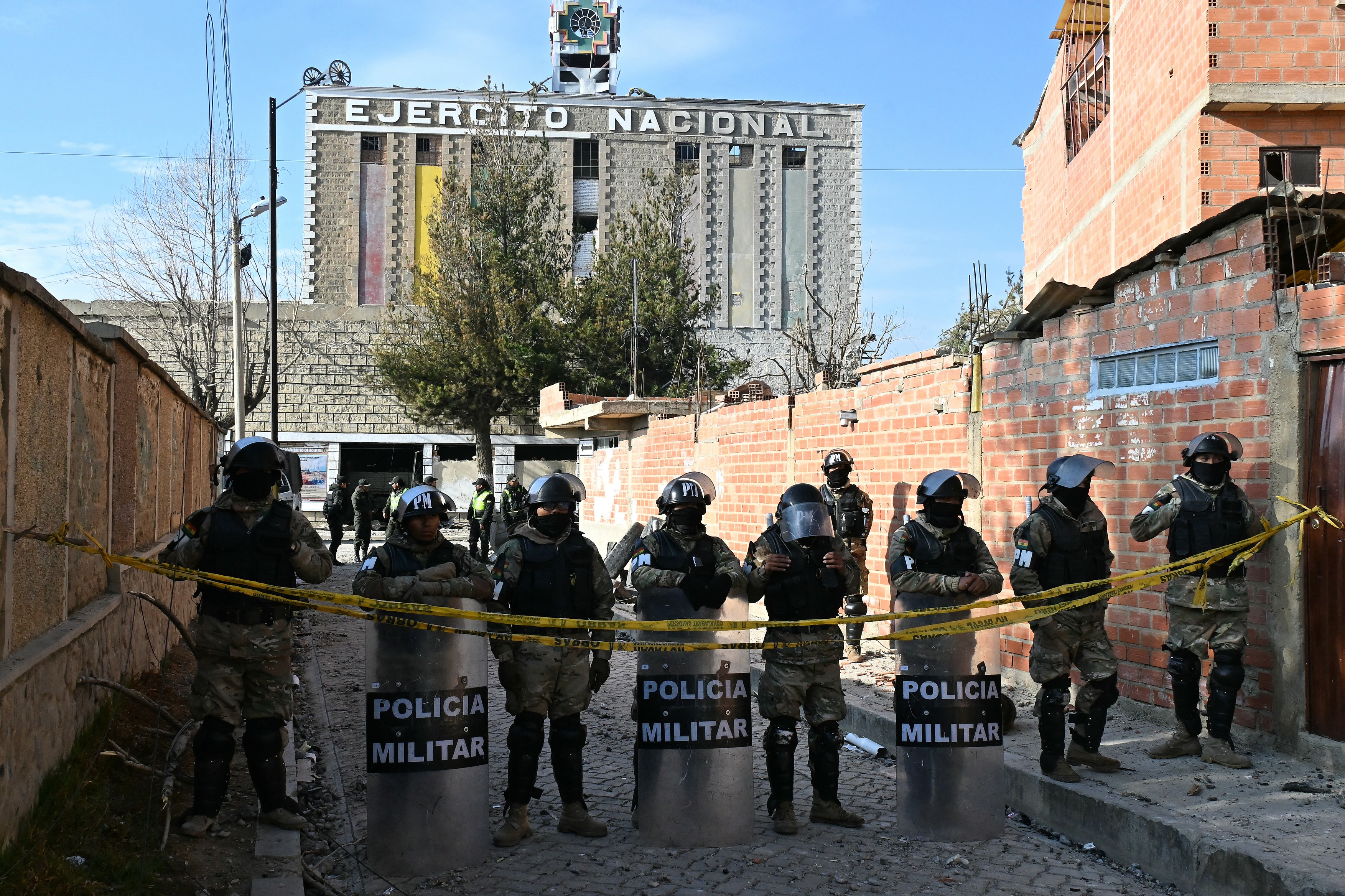 Cel puțin 10 morți și peste 50 de răniți după o explozie la o cazarmă militară din Bolivia