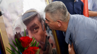 barbat piupa poza cu ratko mladic, slujba de proveghi