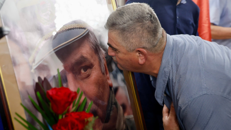 barbat piupa poza cu ratko mladic, slujba de proveghi