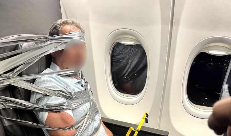 Scandal-monstru în avion. Pasagerii s-au văzut obligați să lege cu bandă adezivă un bărbat recalcitrant