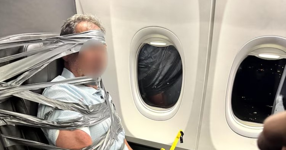 Scandal-monstru în avion. Pasagerii s-au văzut obligați să lege cu bandă adezivă un bărbat recalcitrant