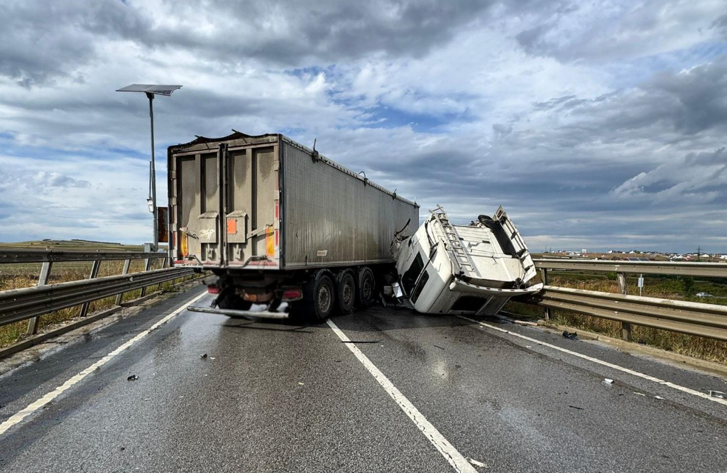 Accident rutier pe centura Sucevei. Șoferul unui autocamion, preluat de un echipaj SMURD