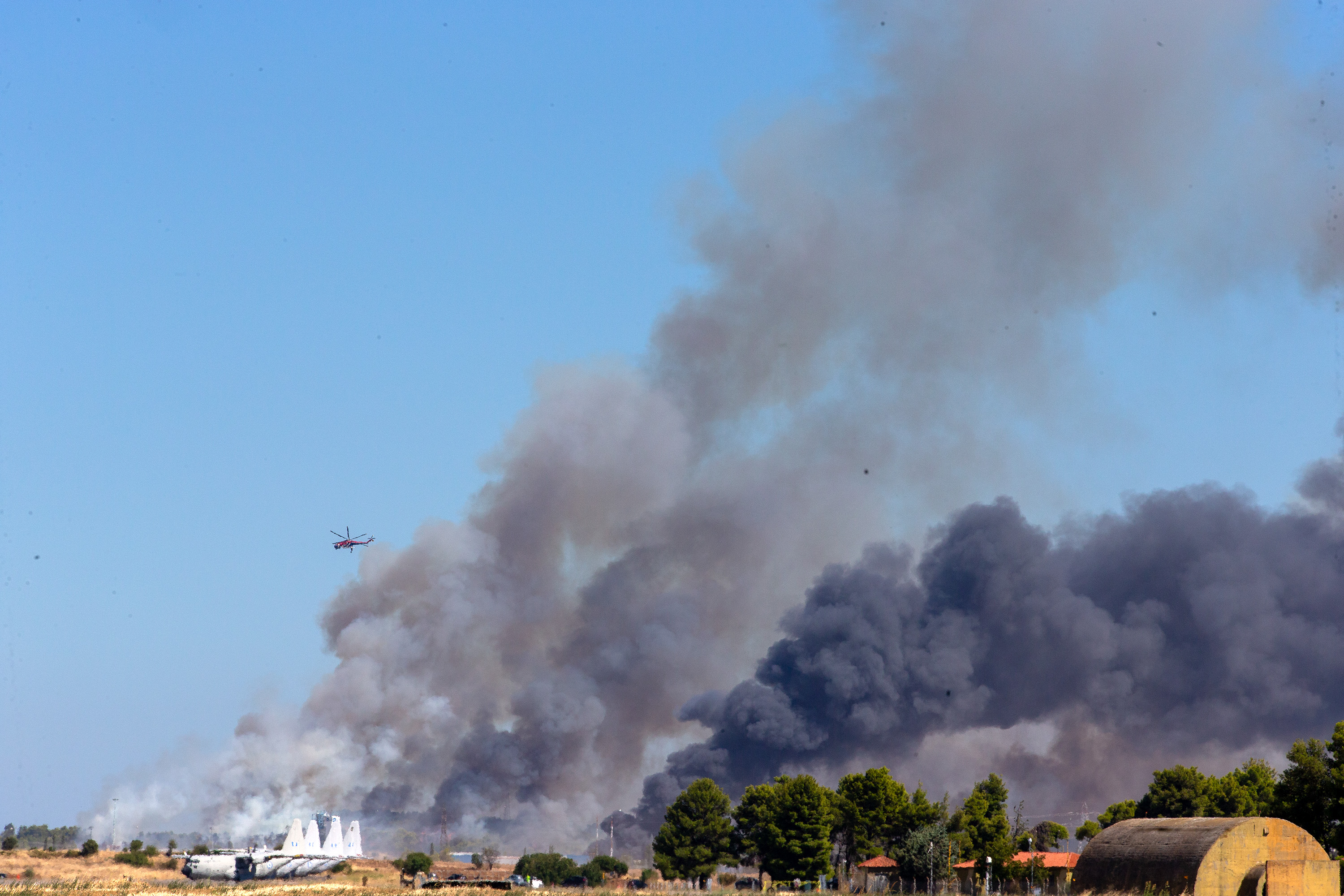 Un avion F-4 Phantom s-a prăbușit în timpul unui show aviatic în Grecia. Aeronava a provocat un incendiu de proporții