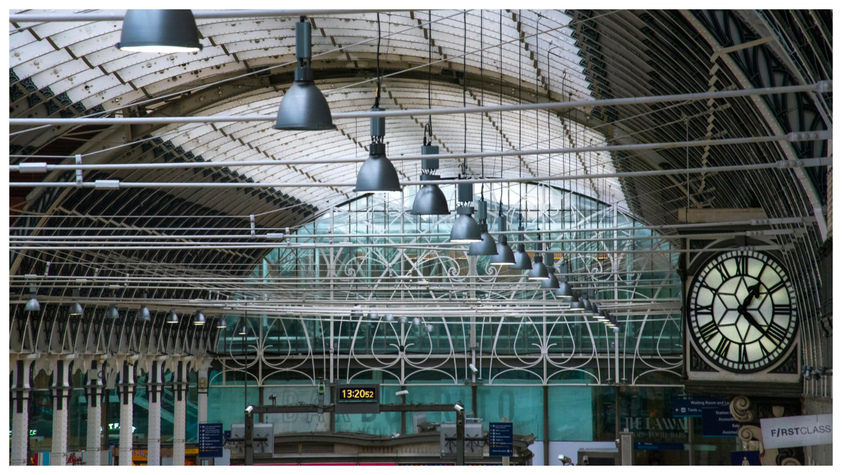 Haos feroviar la Londra după un incendiu în zona Paddington. Trenurile spre aeroportul Heathrow au fost anulate
