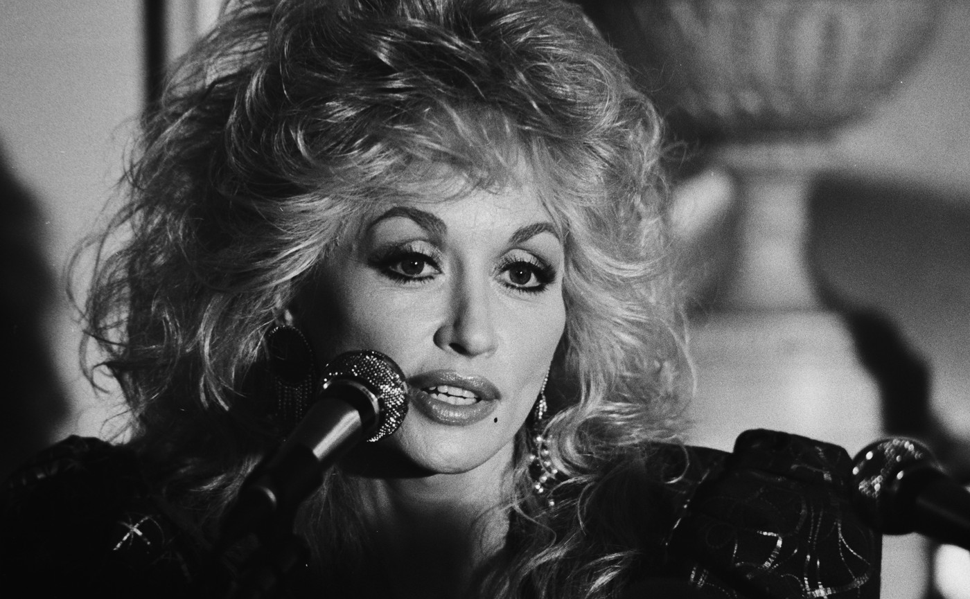 „Mizerii generate cu AI”. Sora lui Dolly Parton condamnă valul de imagini false apărut după moartea artistei