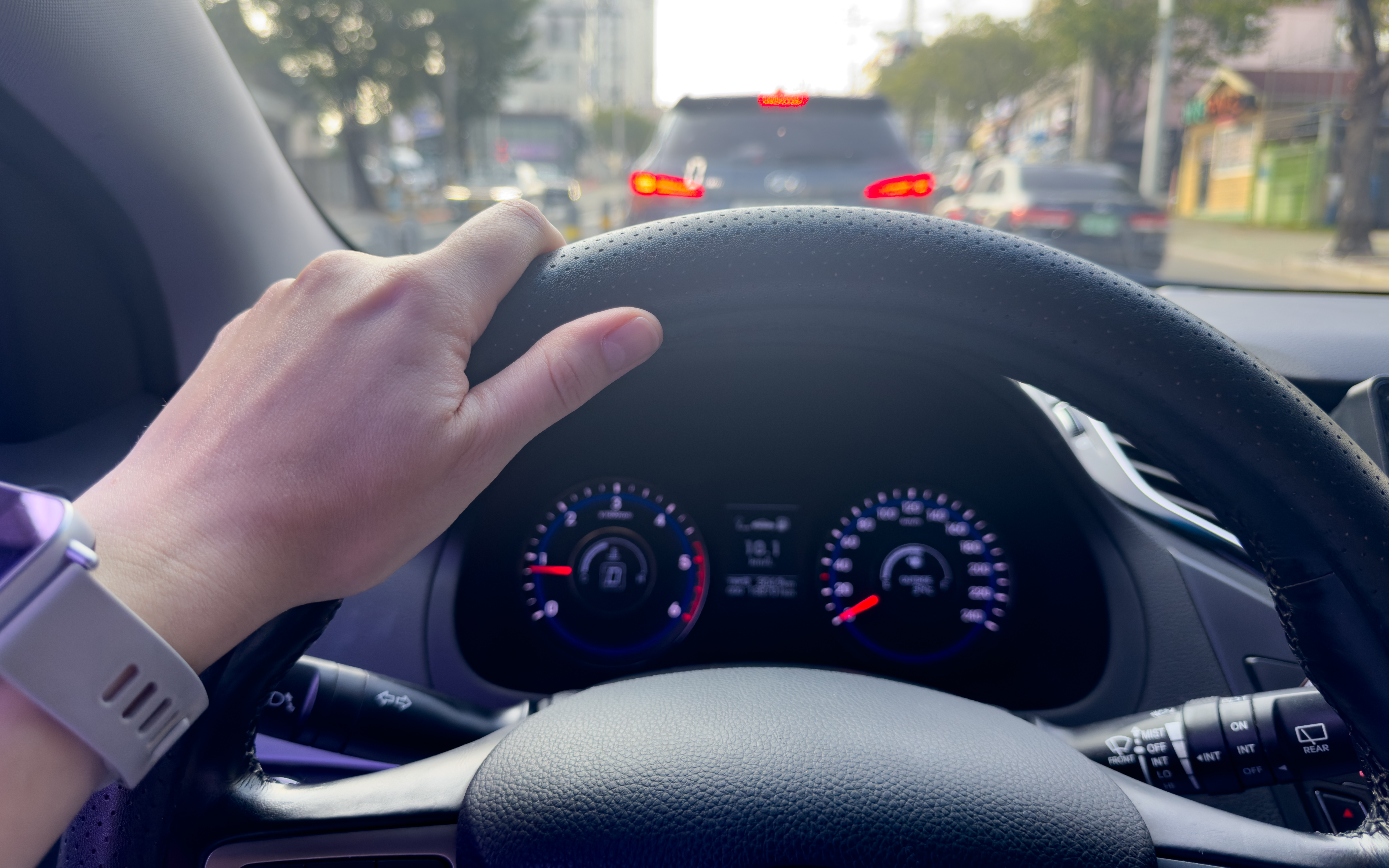 Avertizarea din bord care poate impune oprirea mașinii. Semnificația culorilor și martorii pe care șoferii nu trebuie să-i ignore