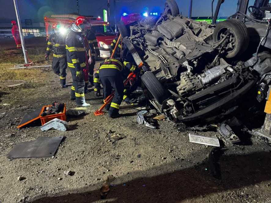 Accident rutier în Timiș: un șofer a ajuns la spital după ce s-a răsturnat cu mașina la un sens giratoiu în Ghiroda