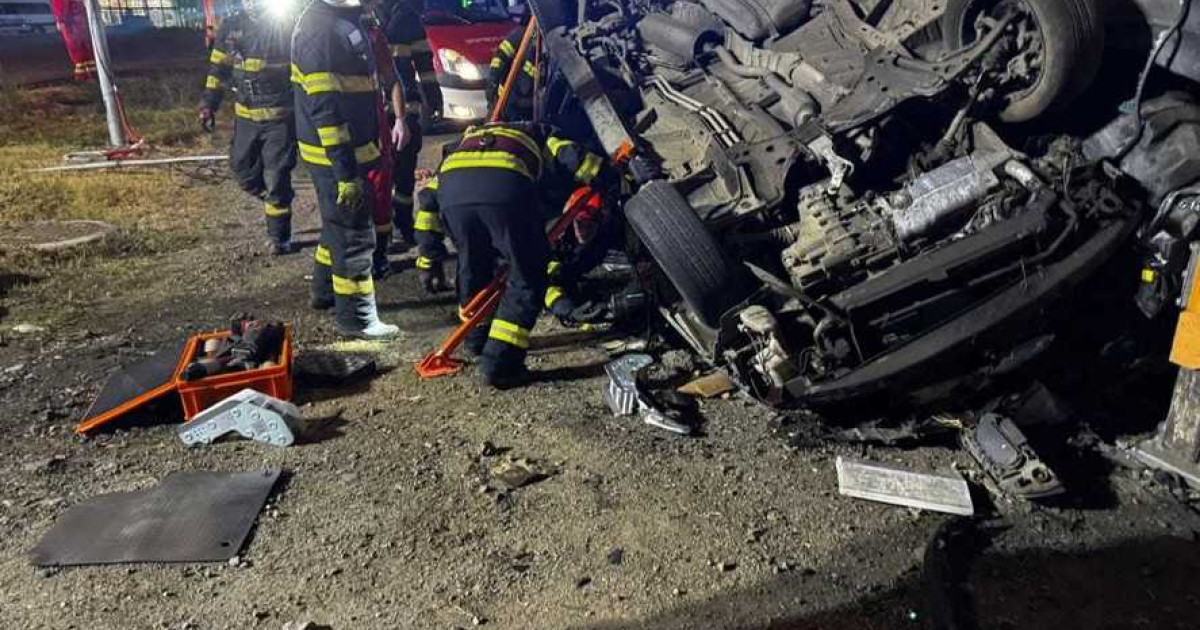 Accident rutier în Timiș: un șofer a ajuns la spital după ce s-a răsturnat cu mașina la un sens giratoiu în Ghiroda