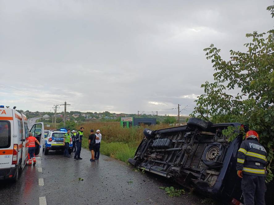 Accident la Sârca, Iași, cu un microbuz în care erau șase oameni: doi răniți au fost duși la spital după ce autovehiculul s-a răsturnat