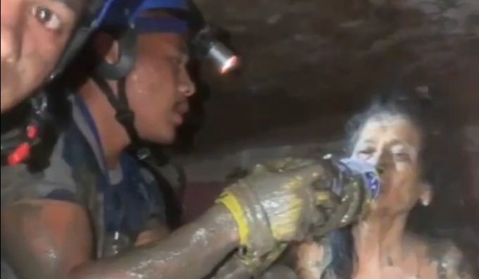 „Salvaţi-mă”. O femeie din Nepal a fost găsită în viaţă la câteva zile după ce familia începuse ritualurile de doliu