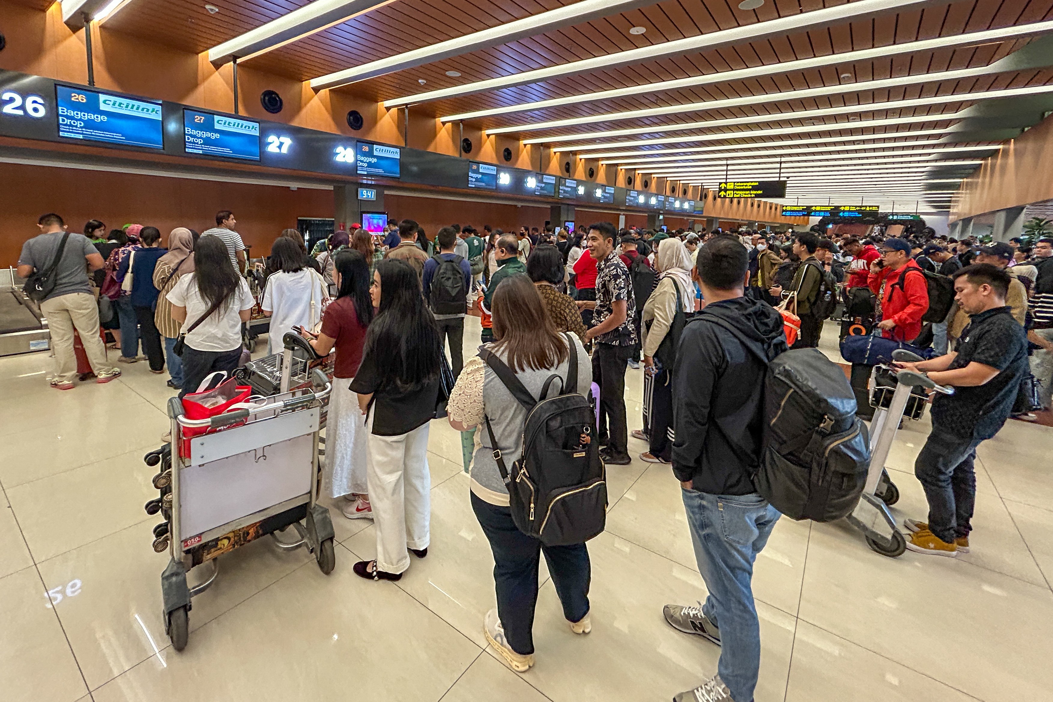 Alertă de călătorie în Indonezia. MAE: Erupția vulcanului Anak Krakatau a afectat mai multe aeroporturi