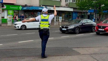 politist dirijeaza circulatia