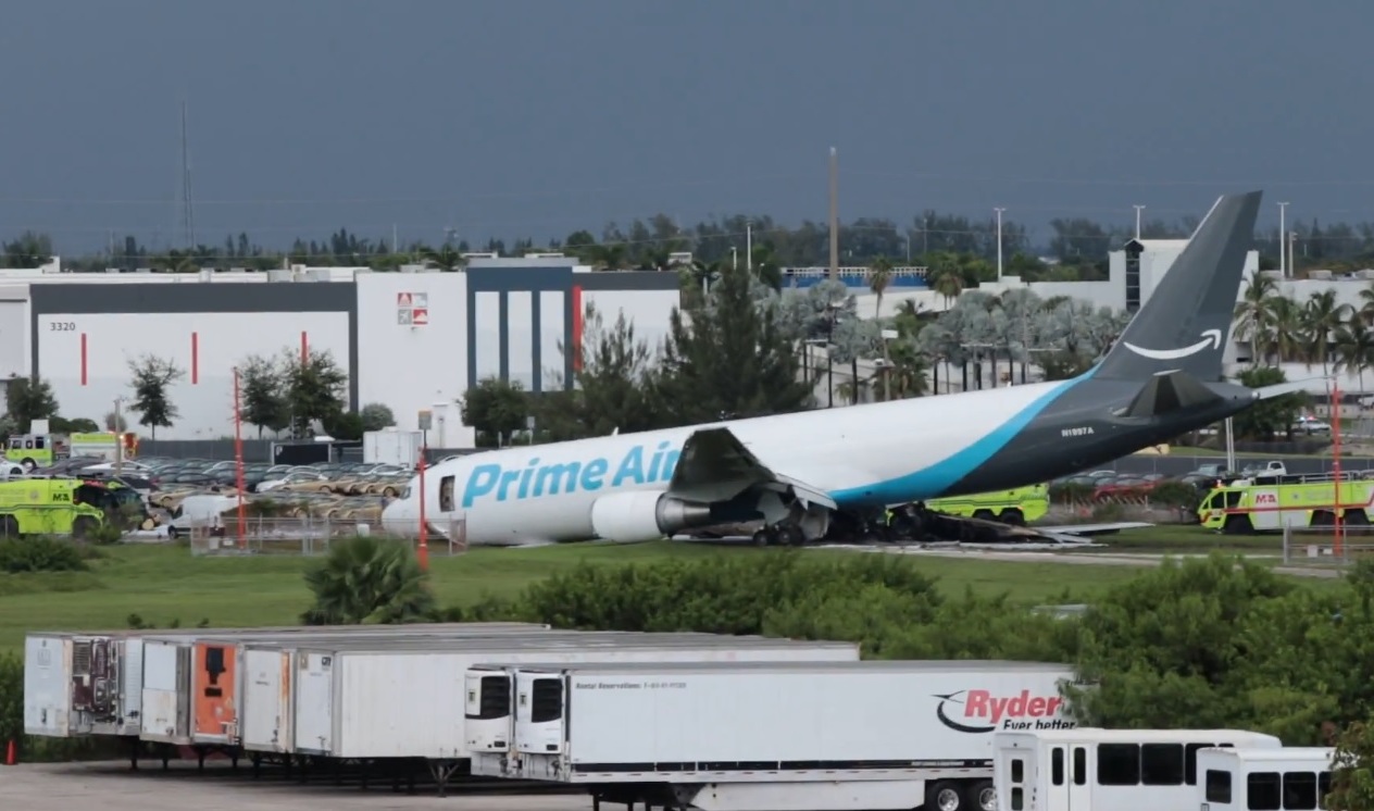 Un avion cargo Amazon a ieșit de pe pista aeroportului din Miami și ar fi lovit un vehicul. Traficul aerian a fost suspendat
